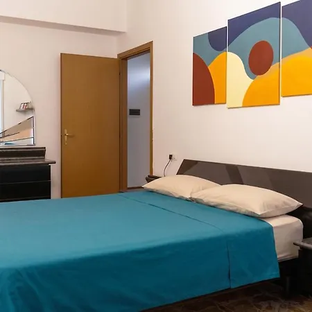 Clotilde House, Tranquillita Vicino Al Centro Di 아파트 *